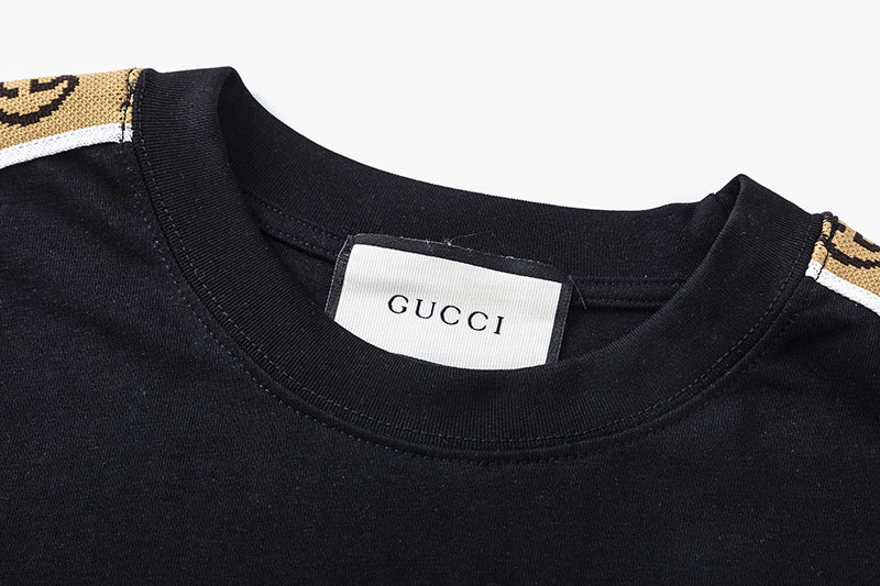 Klassisches besticktes T-Shirt