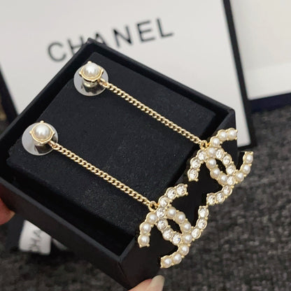 Ohrringe mit Diamanten und Perlen
