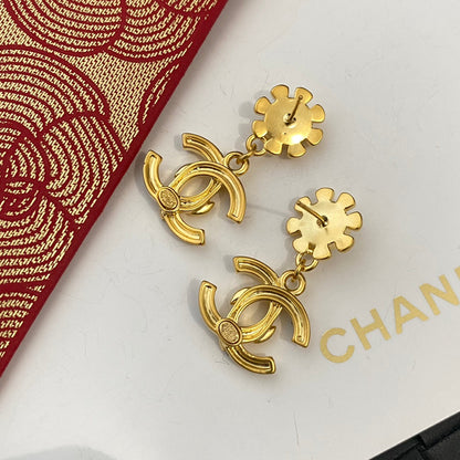 Trendige goldene Blumenohrringe