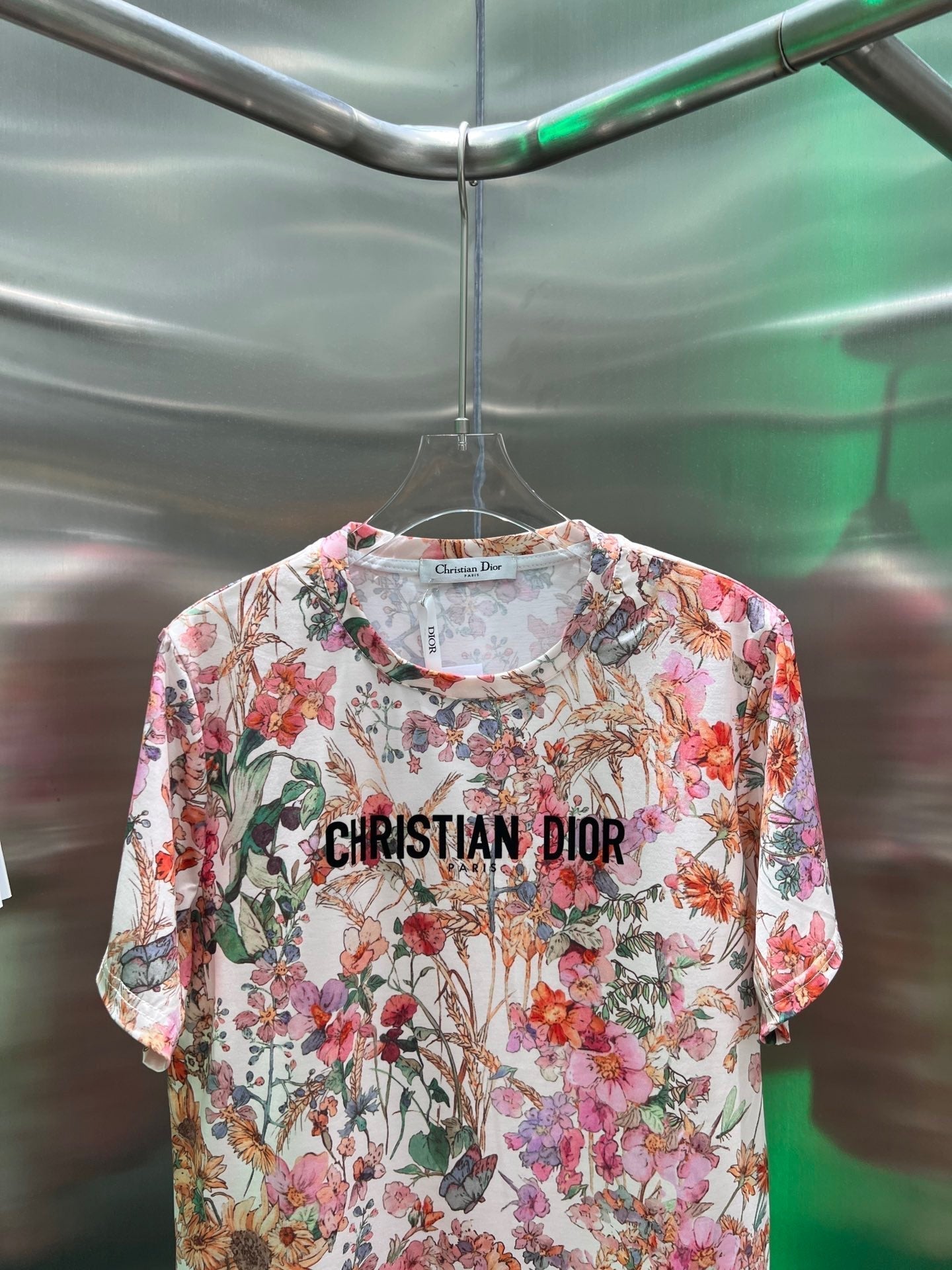 Buntes T-Shirt mit Blumenmuster