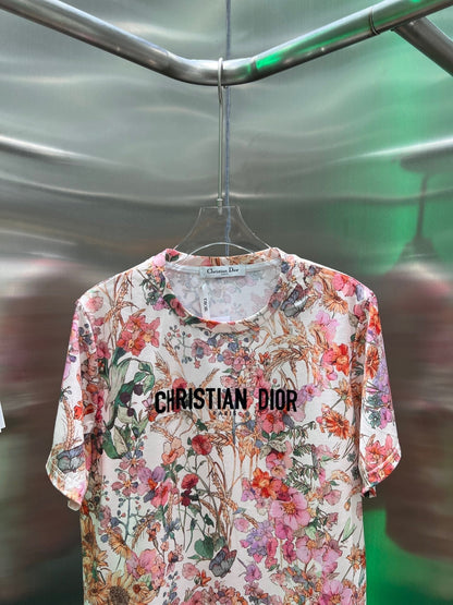Buntes T-Shirt mit Blumenmuster