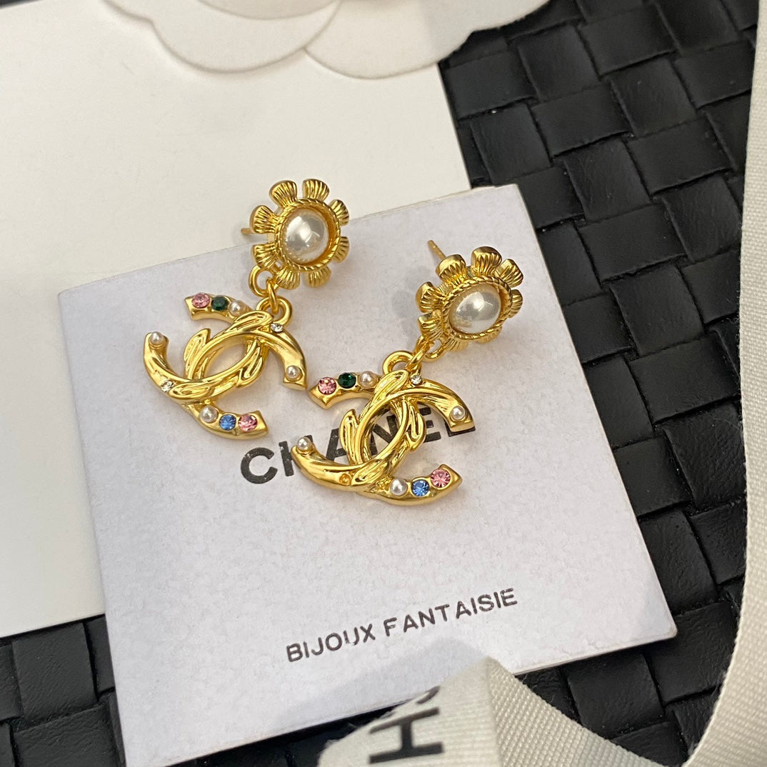 Trendige goldene Blumenohrringe