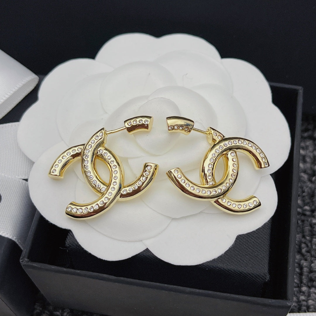 Elegante Ohrringe mit Diamant-Gold-Logo