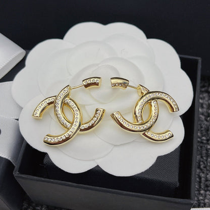 Elegante Ohrringe mit Diamant-Gold-Logo