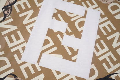 Einfaches T-Shirt mit Buchstaben-Print F
