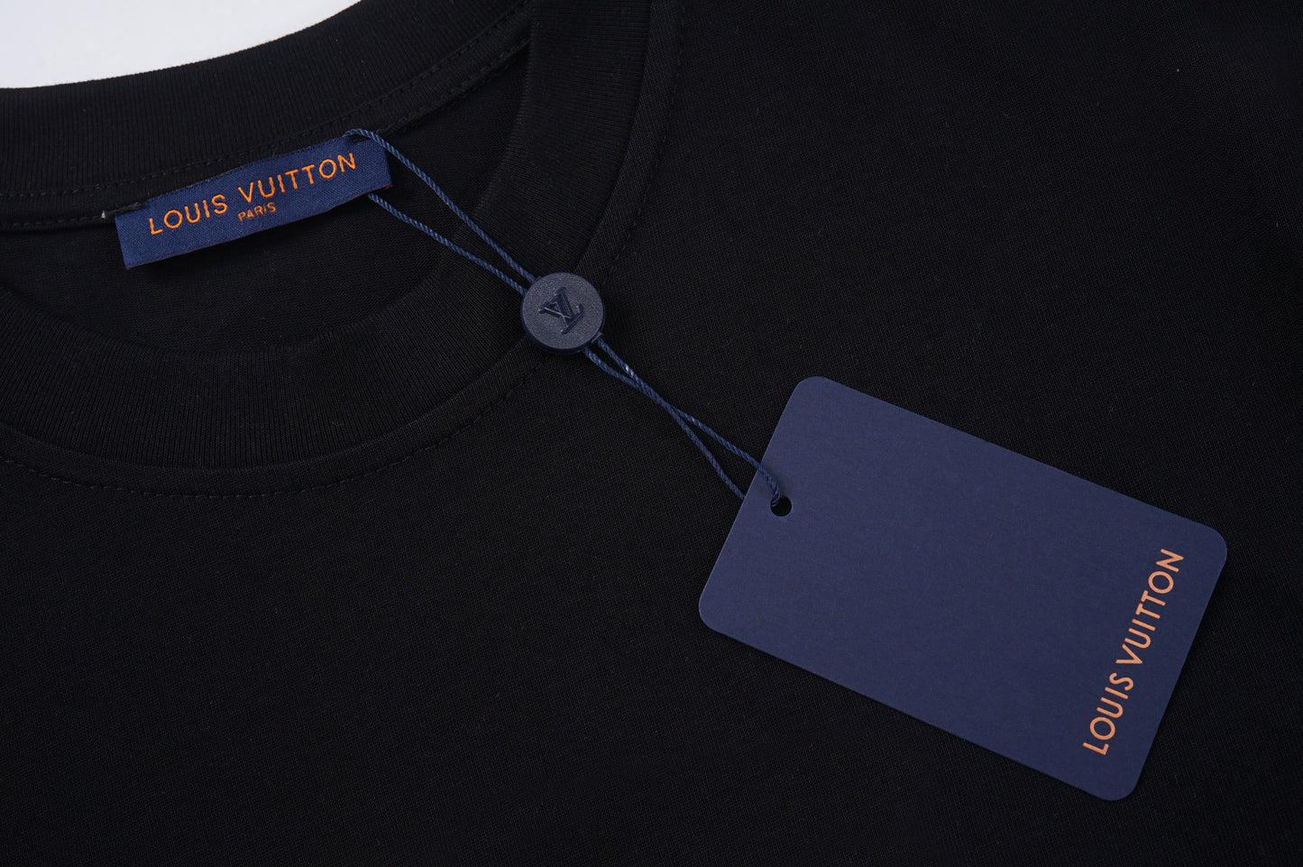T-Shirt mit unregelmäßigem Buchstaben-Print