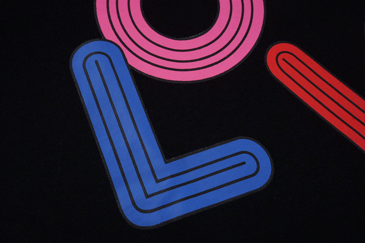T-Shirt mit unregelmäßigem Buchstaben-Print