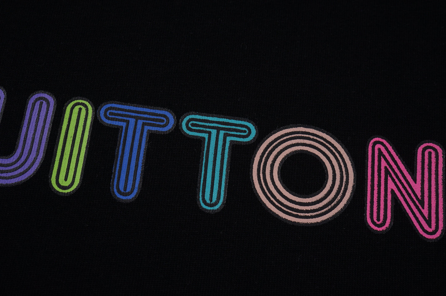 T-Shirt mit unregelmäßigem Buchstaben-Print