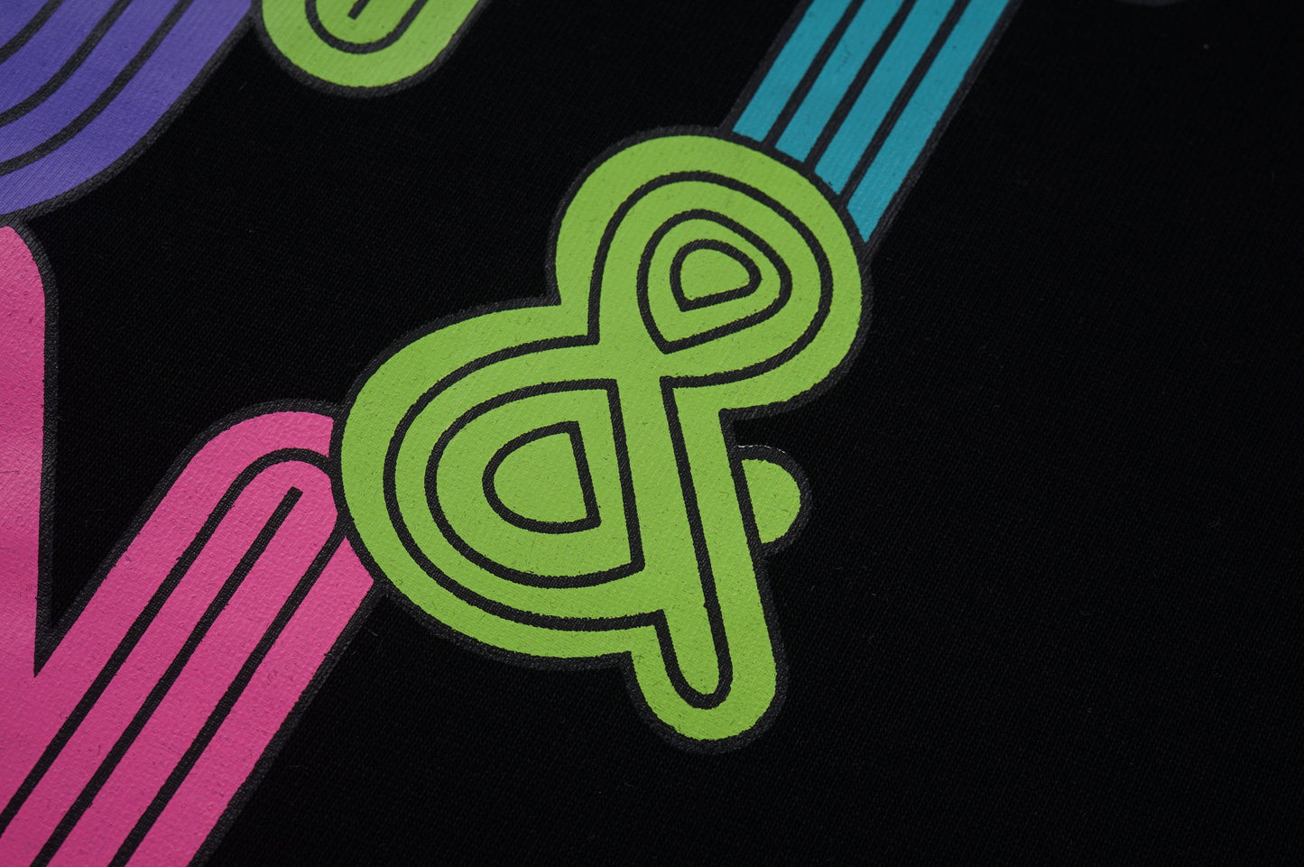 T-Shirt mit unregelmäßigem Buchstaben-Print