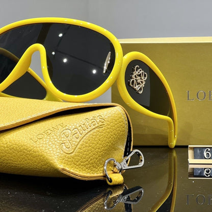 Große Sonnenbrille mit durchgehend bedrucktem Gestell