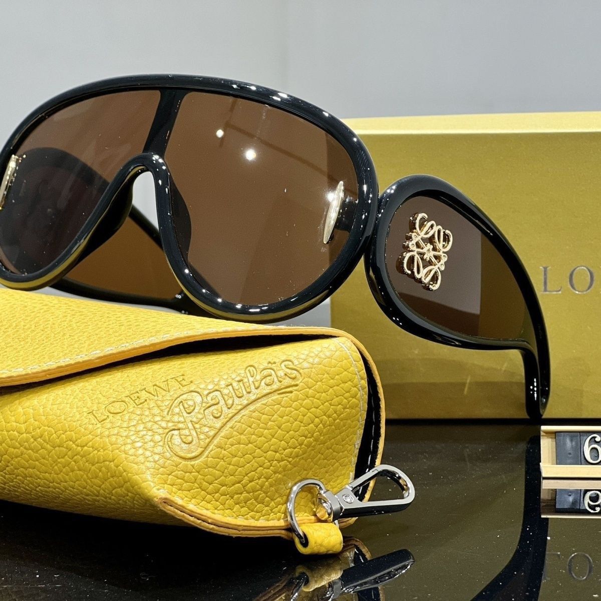 Große Sonnenbrille mit durchgehend bedrucktem Gestell