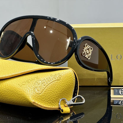 Große Sonnenbrille mit durchgehend bedrucktem Gestell