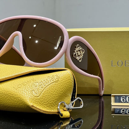 Große Sonnenbrille mit durchgehend bedrucktem Gestell
