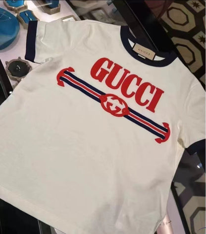 Neues besticktes, schmal geschnittenes T-Shirt