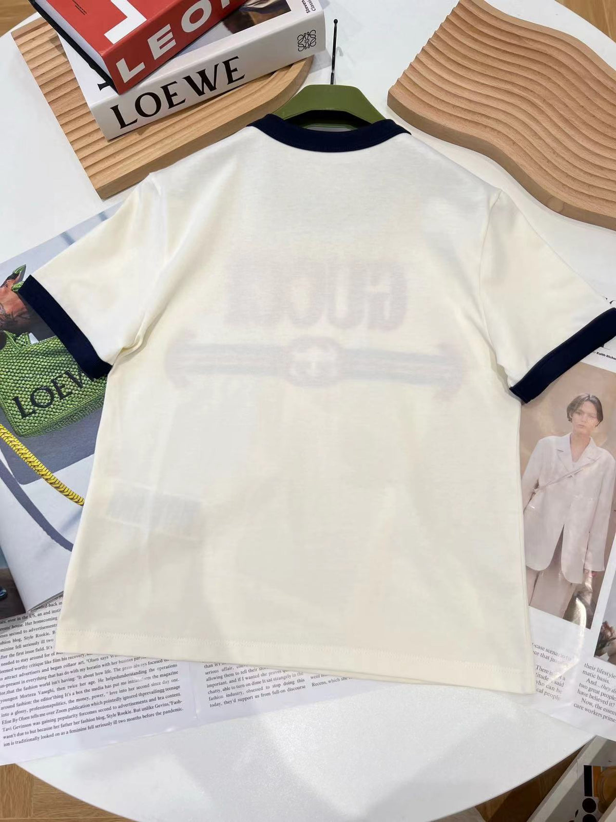 Neues besticktes, schmal geschnittenes T-Shirt