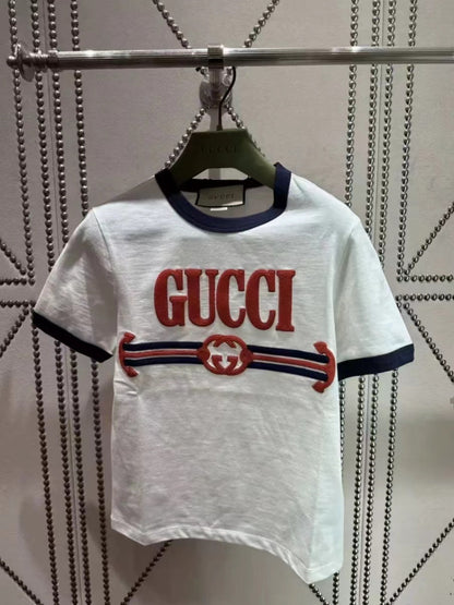 Neues besticktes, schmal geschnittenes T-Shirt