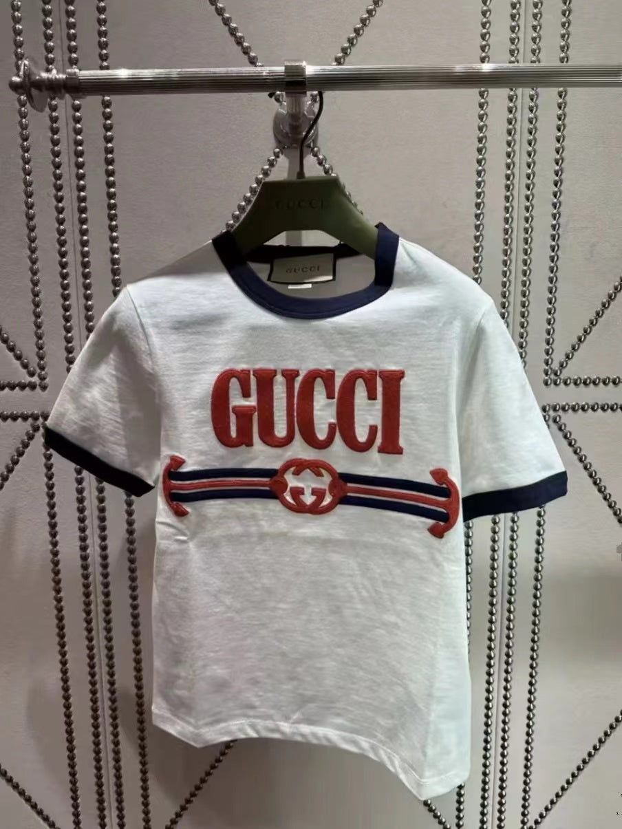 Neues besticktes, schmal geschnittenes T-Shirt