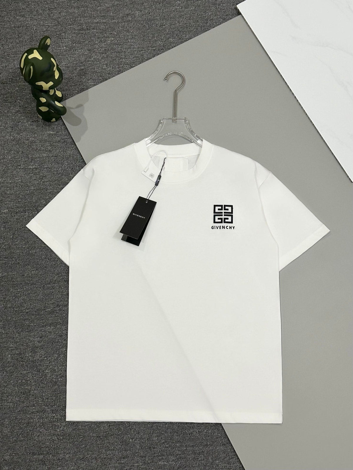 1105 Neues klassisches T-Shirt mit Monogramm-Print