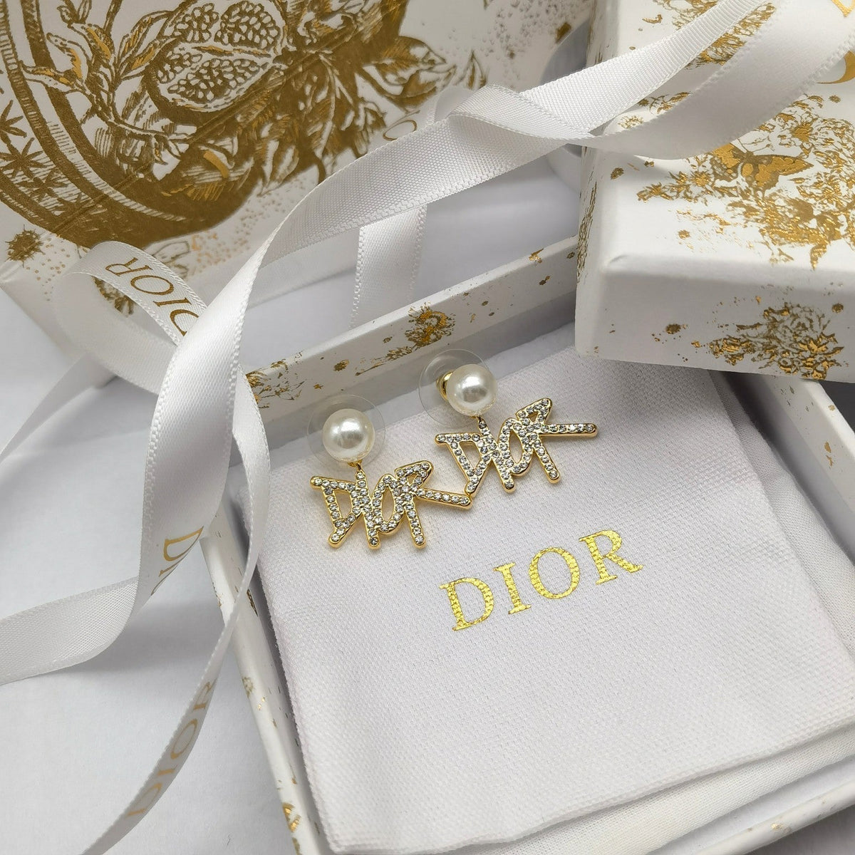 Elegante Strass-Buchstaben Perlenohrringe