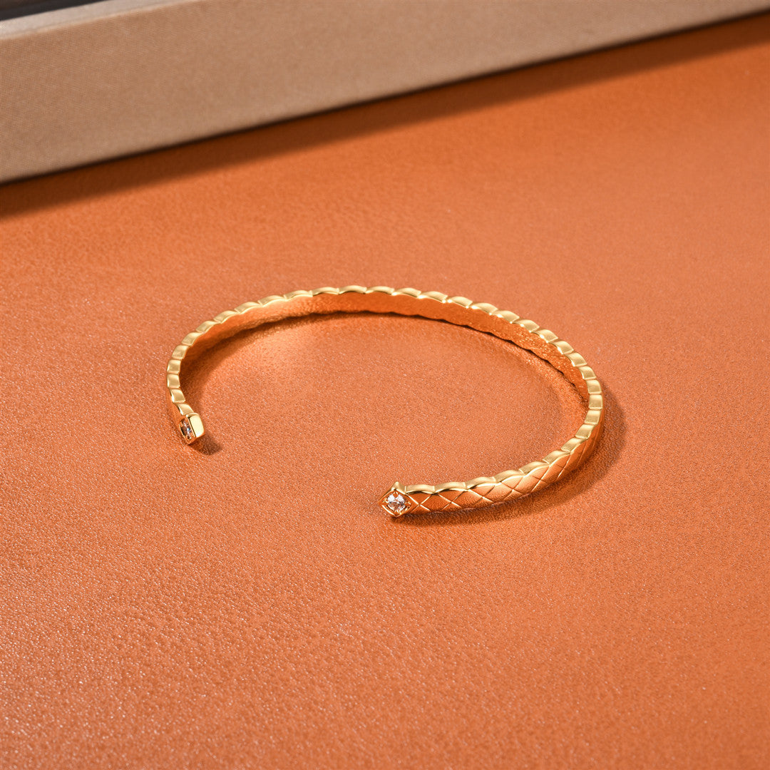Gestepptes Motiv Diamanten Offener Armreif