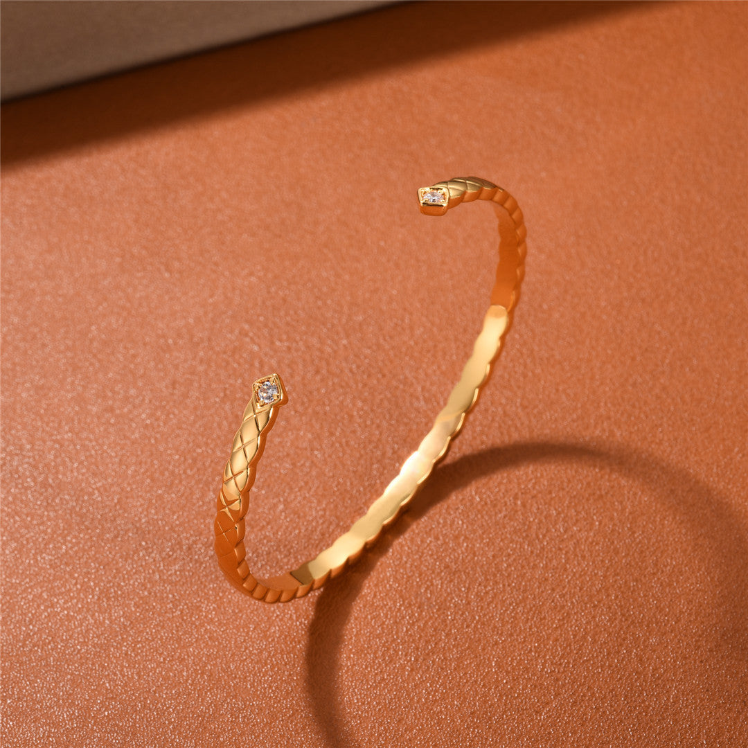 Gestepptes Motiv Diamanten Offener Armreif
