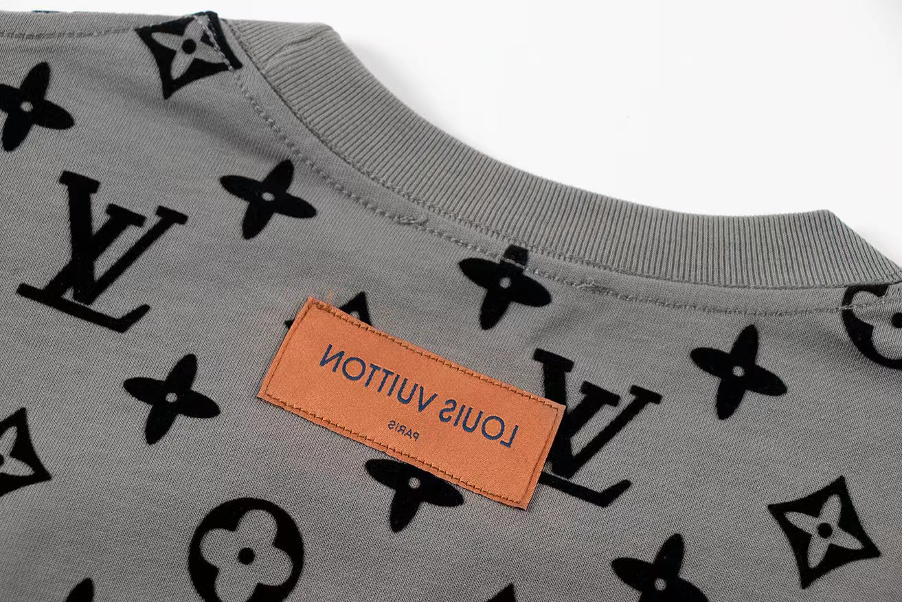 Klassisches T-Shirt mit geprägtem Muster