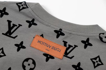Klassisches T-Shirt mit geprägtem Muster