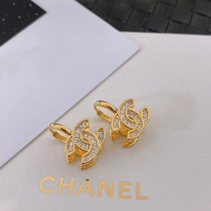 Modische Ohrringe mit Strass-Logo