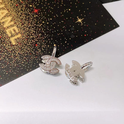 Modische Ohrringe mit Strass-Logo