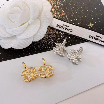 Modische Ohrringe mit Strass-Logo