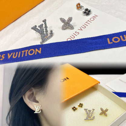Asymmetrische Strass-Ohrringe mit Blumenlogo