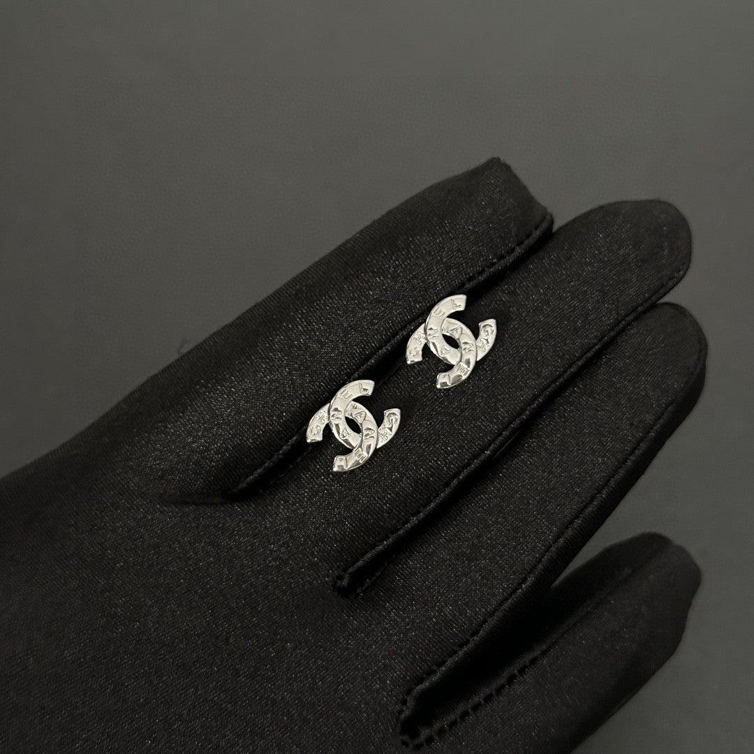 Schlichte Ohrringe aus Sterlingsilber mit Buchstaben