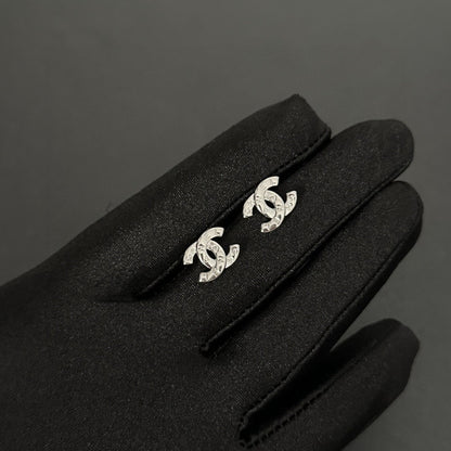 Schlichte Ohrringe aus Sterlingsilber mit Buchstaben