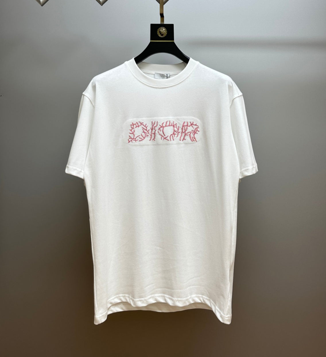 Neues besticktes T-Shirt