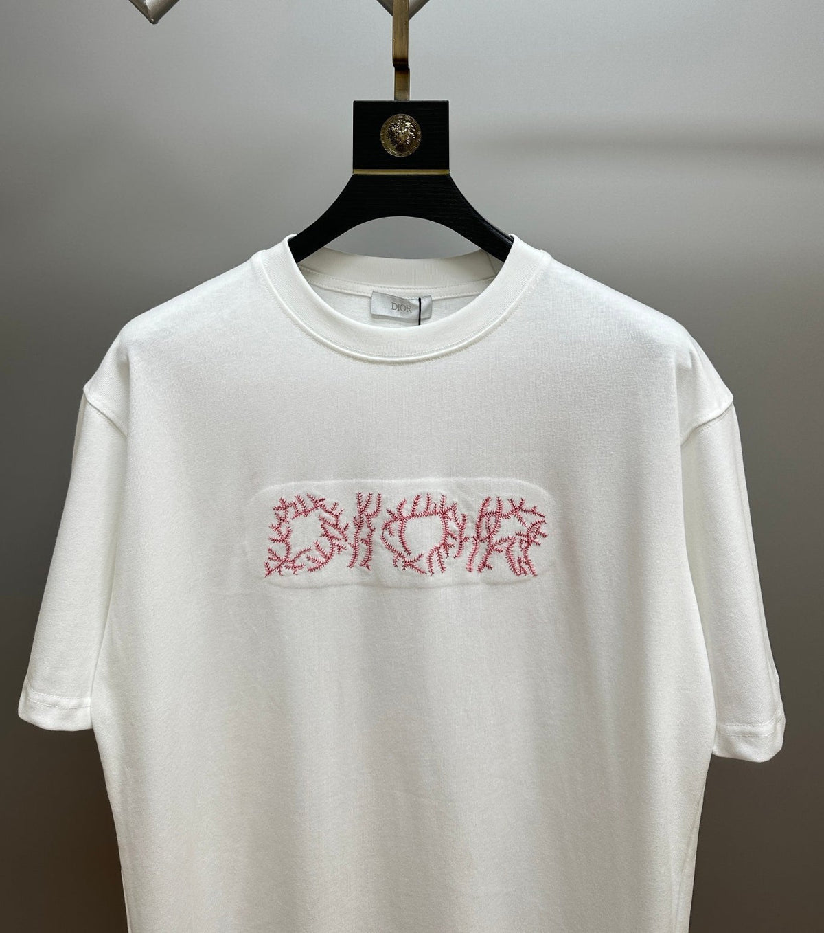 Neues besticktes T-Shirt