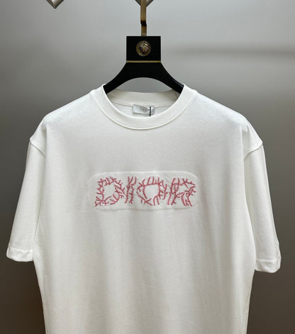 Neues besticktes T-Shirt