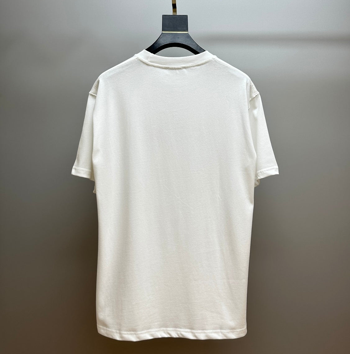 Neues besticktes T-Shirt