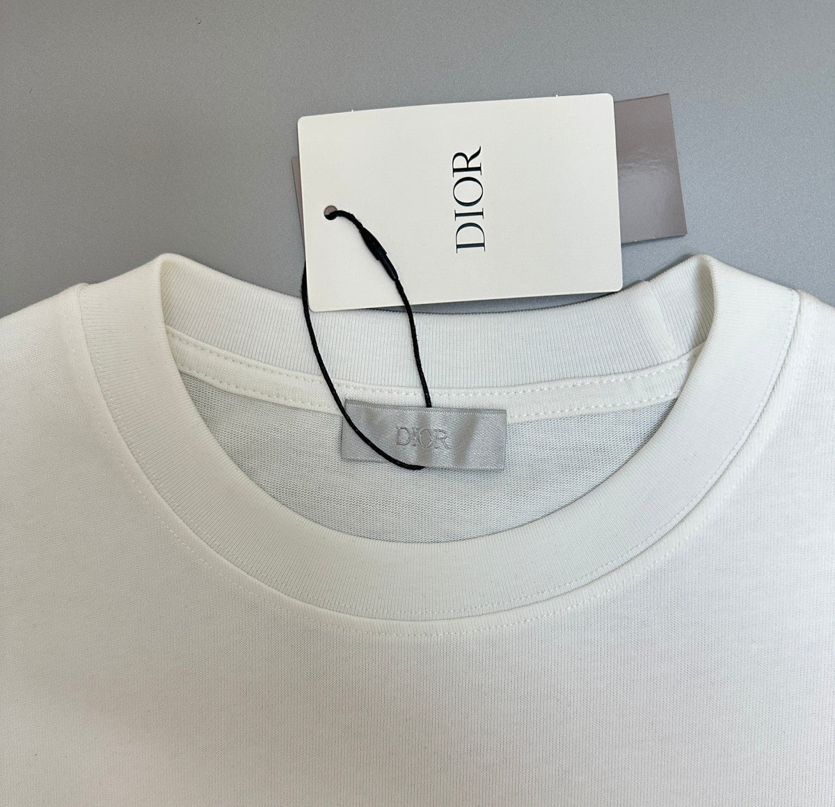 Neues besticktes T-Shirt