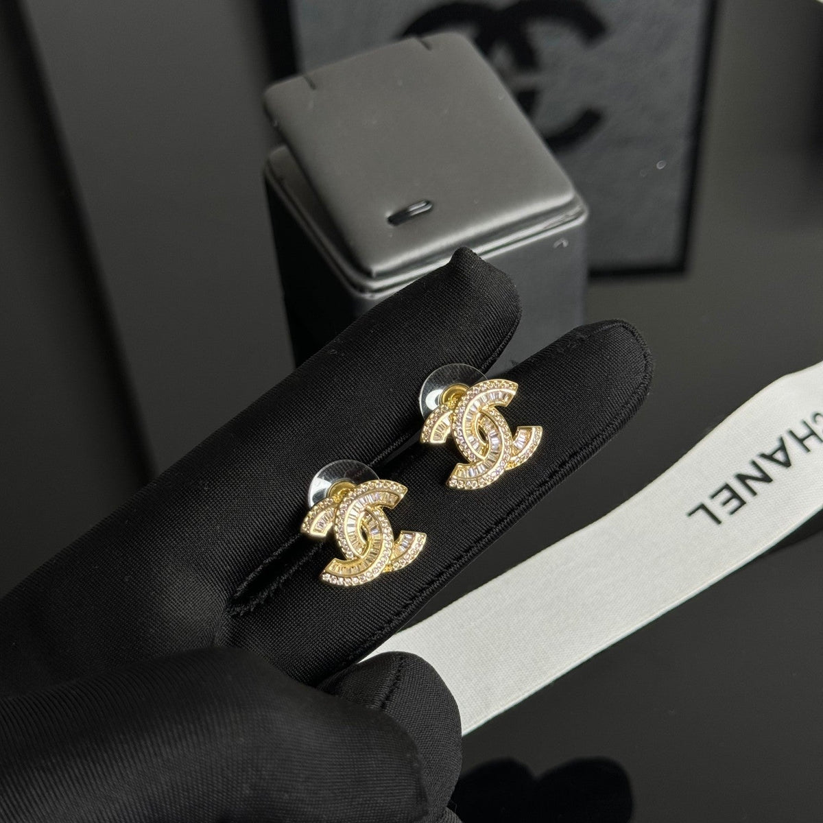 Elegante Ohrstecker mit Strass-Logo