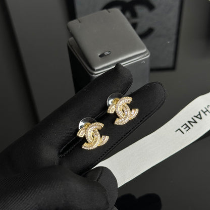 Elegante Ohrstecker mit Strass-Logo