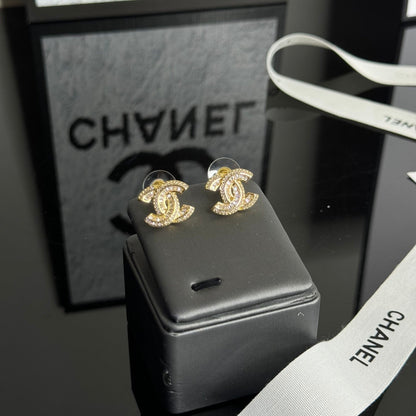 Elegante Ohrstecker mit Strass-Logo