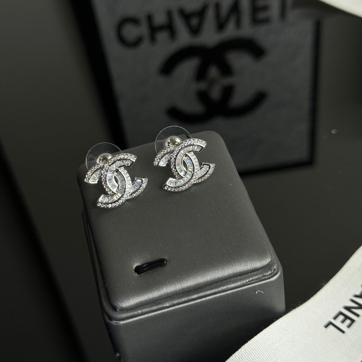 Elegante Ohrstecker mit Strass-Logo