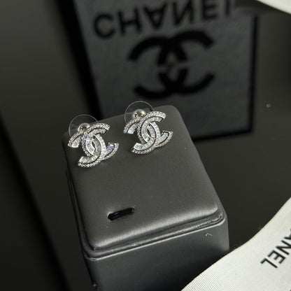 Elegante Ohrstecker mit Strass-Logo