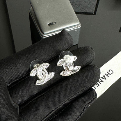 Elegante Ohrstecker mit Strass-Logo