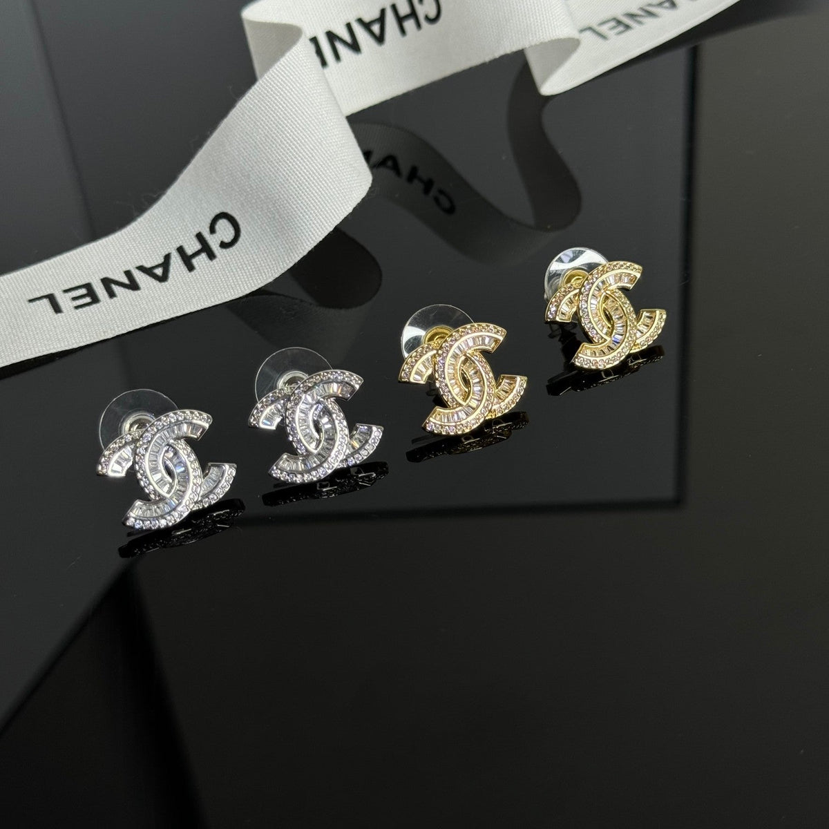 Elegante Ohrstecker mit Strass-Logo