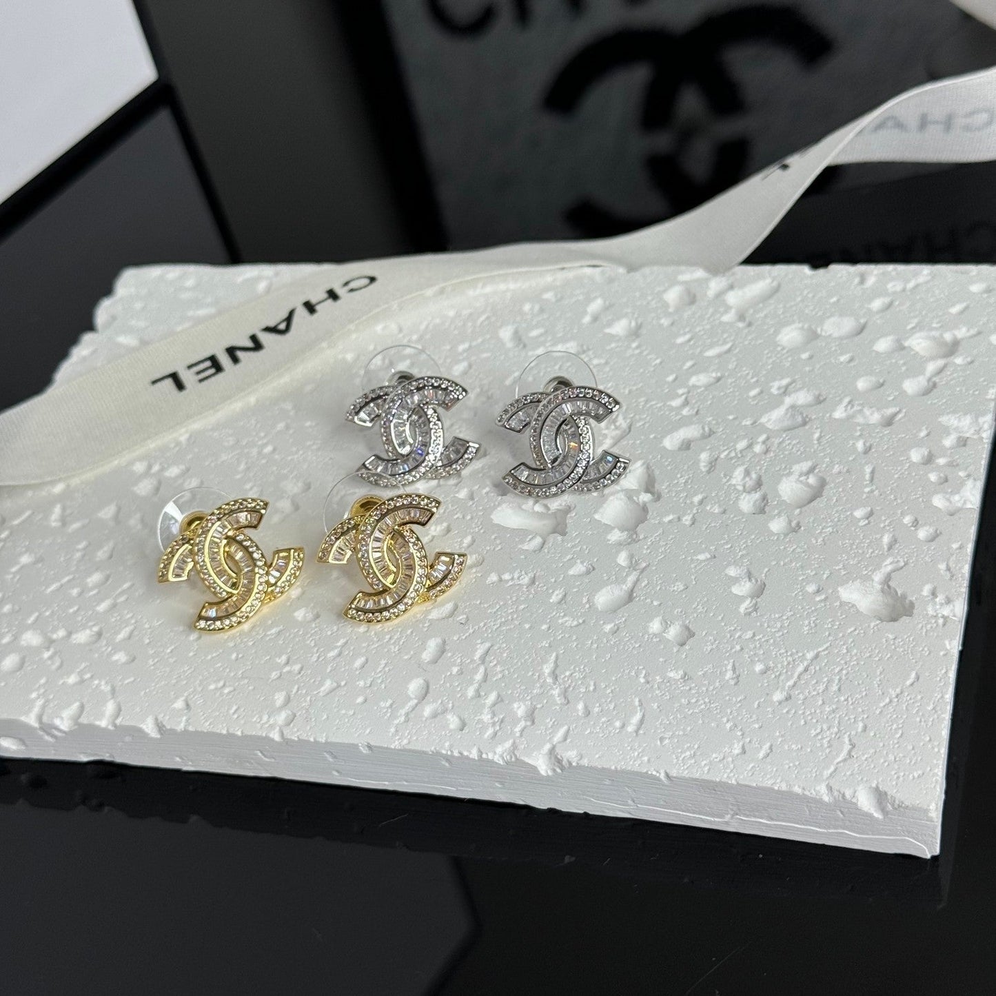 Elegante Ohrstecker mit Strass-Logo