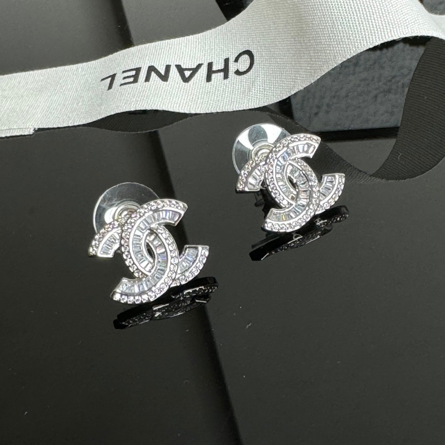 Elegante Ohrstecker mit Strass-Logo