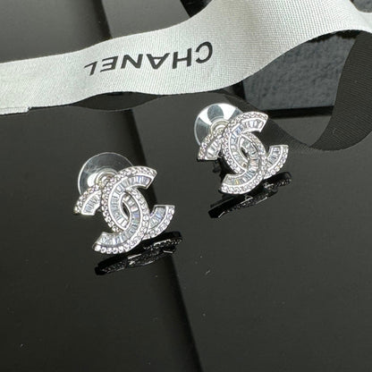 Elegante Ohrstecker mit Strass-Logo