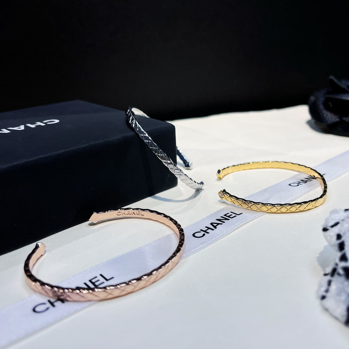 Gestepptes Motiv Diamanten Offener Armreif