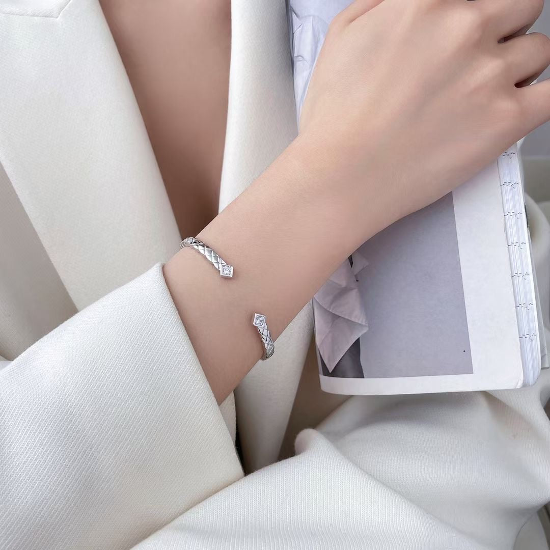 Gestepptes Motiv Diamanten Offener Armreif